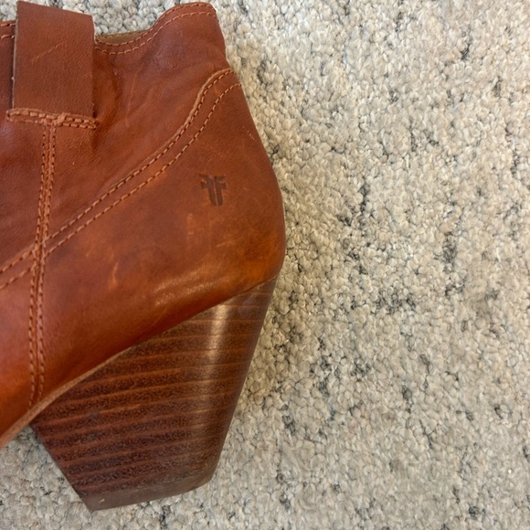 Frye 8 “Raina” in Cognac NEWER worn once— heel tag still in. Classic and quality - Picture 4 of 12